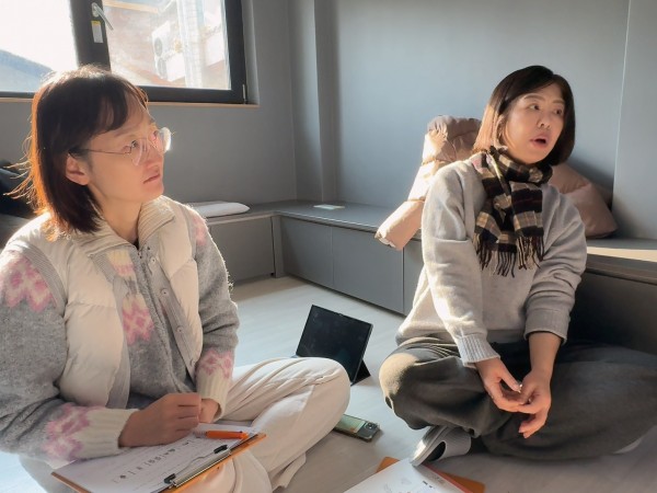 함께 이야기나누는 모습