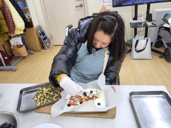 요거트위에 과일을 토핑해요