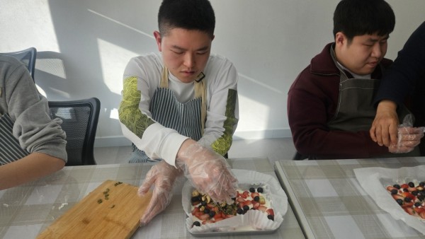 요거트위에 과일을 토핑해요