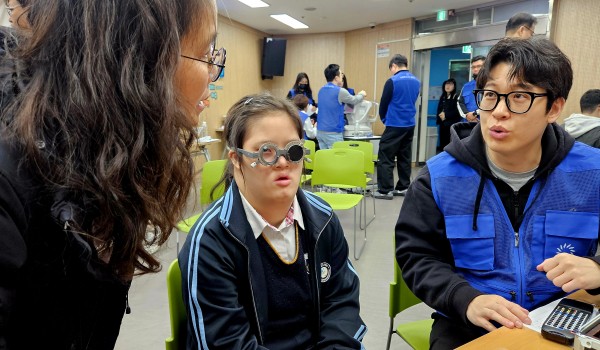 안경테를 맞추는 모습