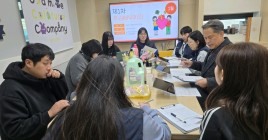 후원배부회의를 진행하고 있는 모습