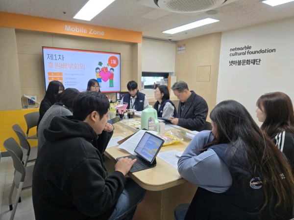 이야기를 나누고 있는 모습