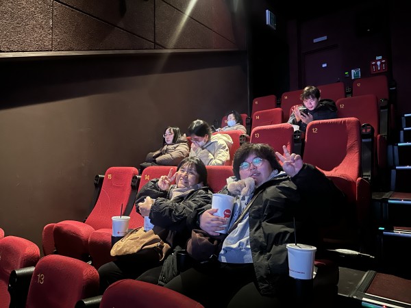 영화관 안에서 앉아 있는 모습