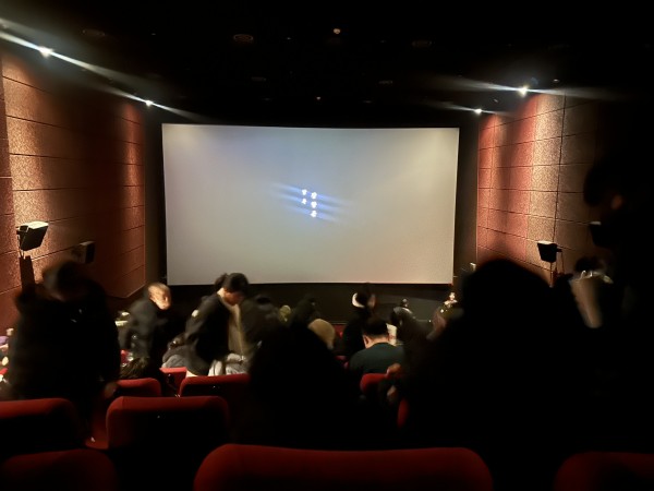 영화관 엔딩크레딧 올라가는 모습