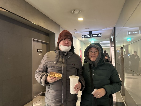 팝콘 음료 들고 있는 모습