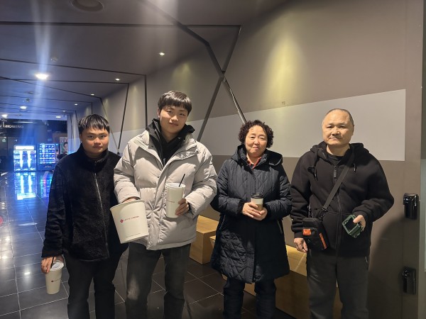 팝콘 음료 들고 있는 모습