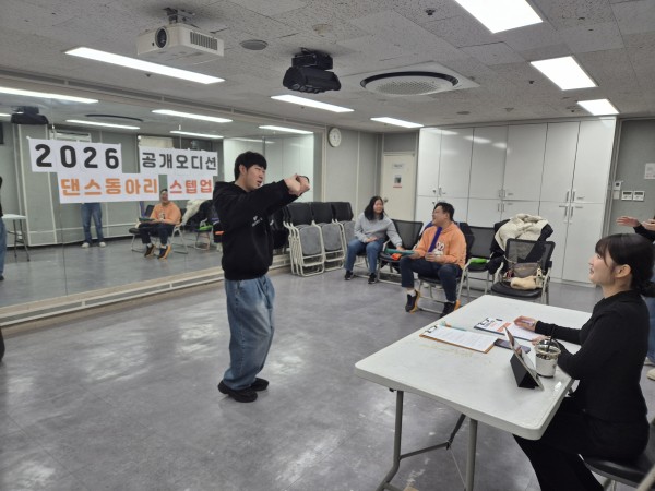 준비한 춤을 보여주는 모습