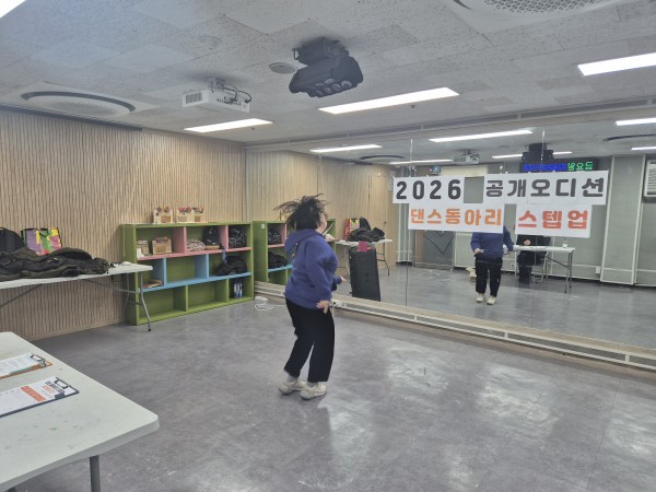 턴을 돌며 춤을 추는 모습