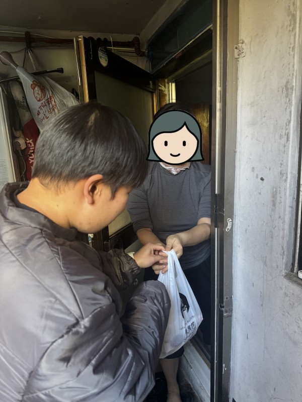 동흥관 식사를 받고 있는 이용인의 모습