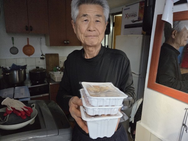 윤셰프 밑반찬을 받은 이용인의 모습