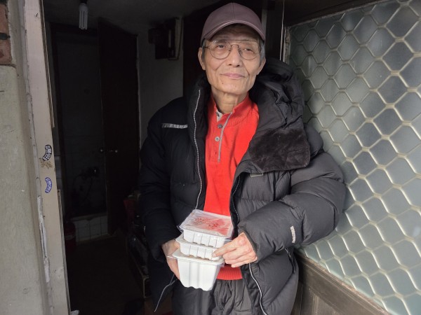 식사를 들고 환하게 웃고있는 이용인의 모습