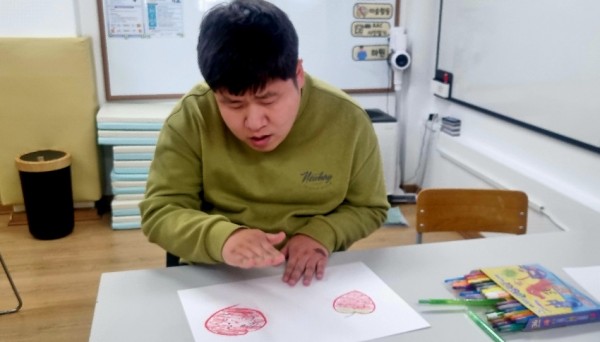 금빛1실-스스로 해보고자 노력하는 모습이예요