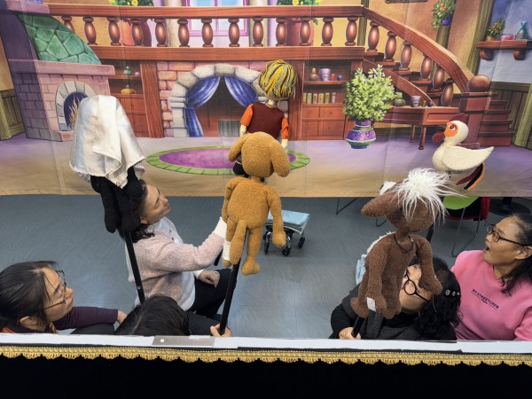 인형극단 여우 단원이 인형을 들고 옹기종기 모여 연습하고 있는 사진