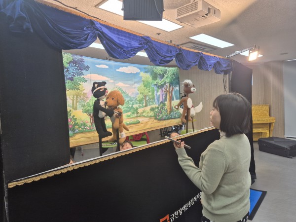 인형극단 여우와 바뀐 담당자가 함께 연습하고 있는 사진