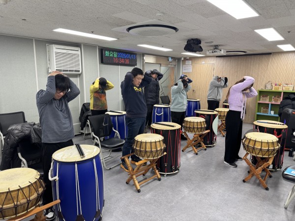 난타 전 스트레칭 모습