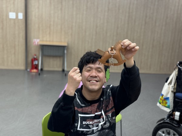 말 키링 만들어 함께 사진 찍은 모습