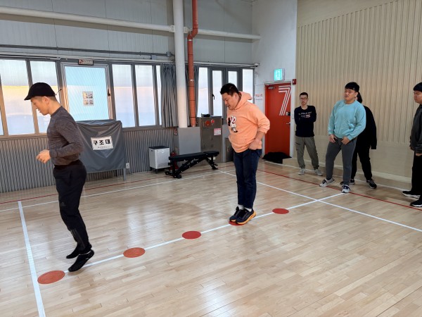 위치에 맞춰 뜀을 뛰는 모습