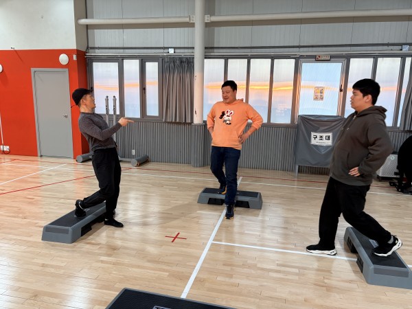 스텝박스를 이용한 운동하는 모습