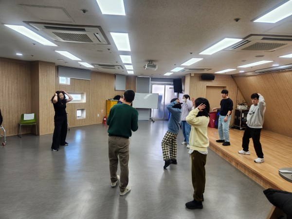 노래에 맞춰 춤을 추는 모습