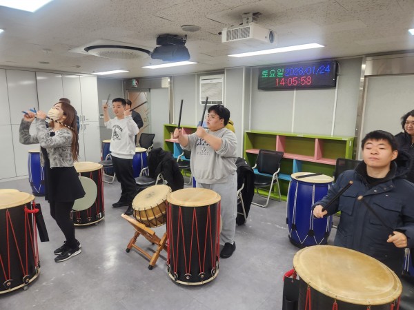 난타 북으로 신나게 치는 모습