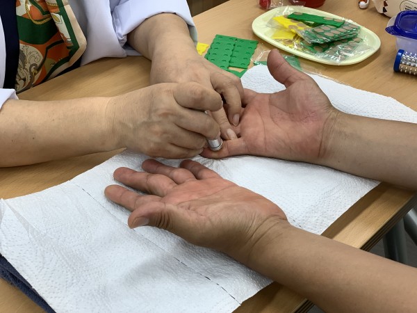 수지침받고 있는 모습