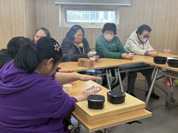 5층 강당에서 쑥뜸하고 있는 모습