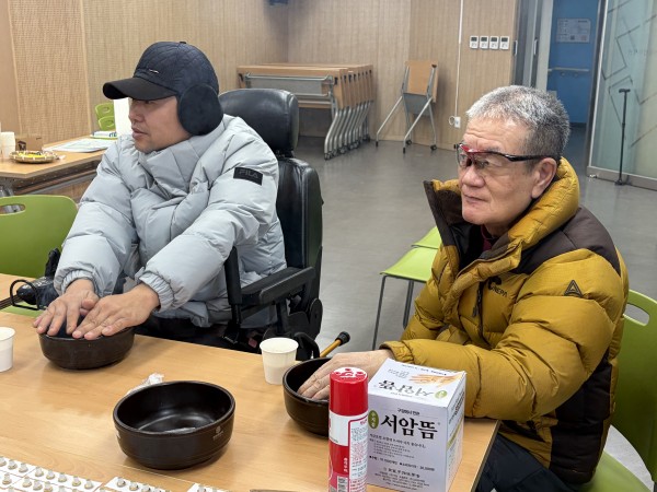 이동지원 이용인이 쑥뜸하고 있는 모습