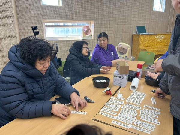 휠체어 이용인이 쑥뜸하고 있는 모습