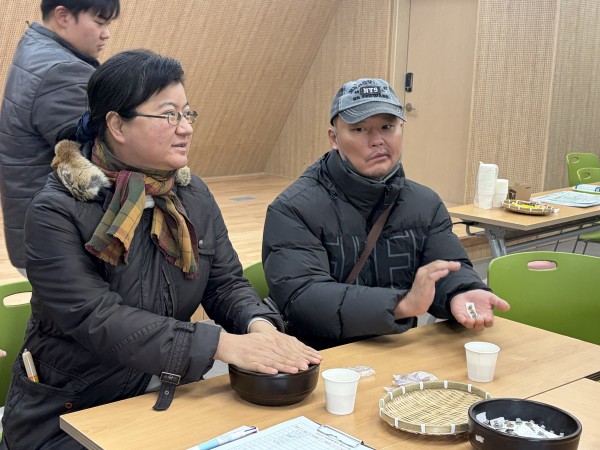 서금요법 처음 참여하는 이용인 모습