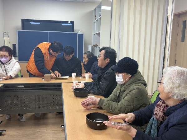 한내마실터에서 서금요법 진행하는 모습