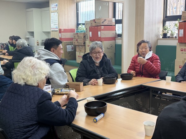 주공13단지 이용인분들이 쑥뜸받고 있는 모습