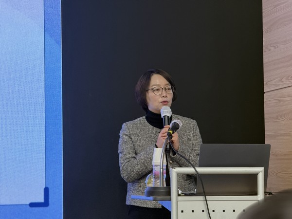 윤진영이사장님 인사말 하는모습