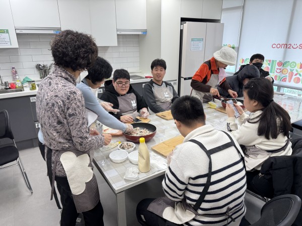 참치마요 주먹밥을 만드는 청소년들
