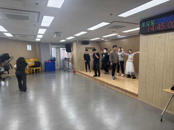 강당에서 춤추는 청소년들