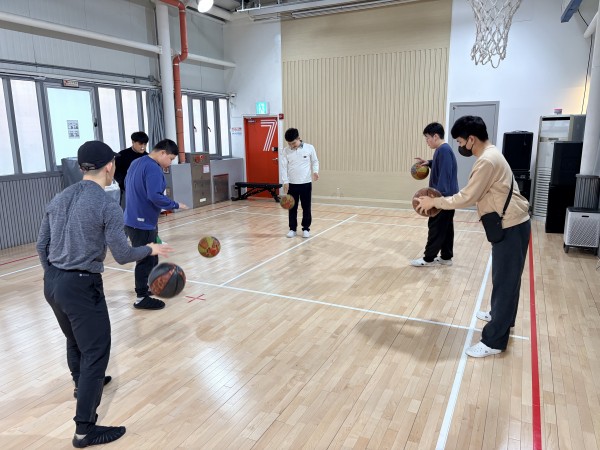 농구공을 튕기는 청소년들