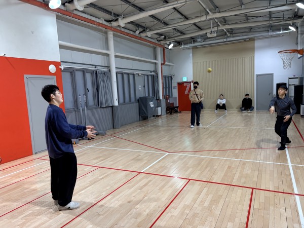 야구공을  던지고 받는 청소년들