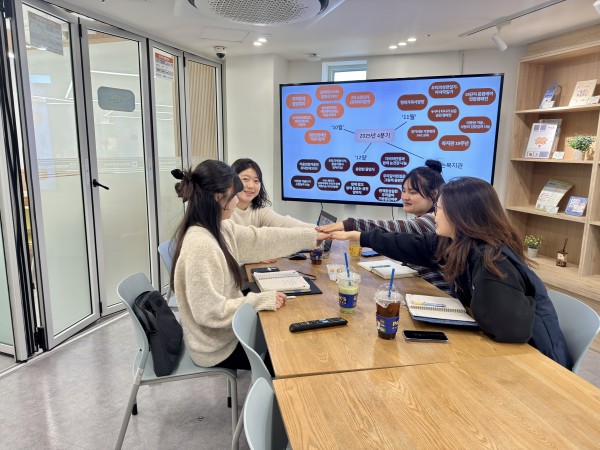 회의하며화이팅하는모습