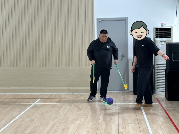 플로어볼 채를 들고 있는 모습