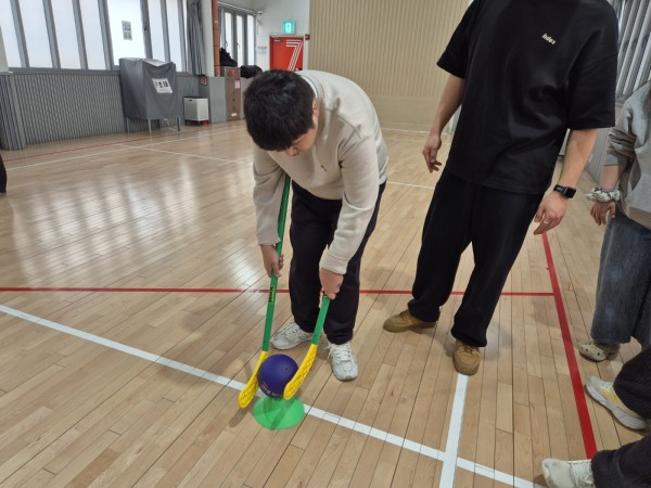 목표지에 공을 내려놓는 모습