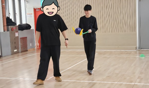 채 사이에 공을 끼우고 걷는 모습