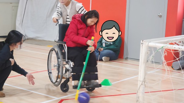 채로 공을 치는 모습