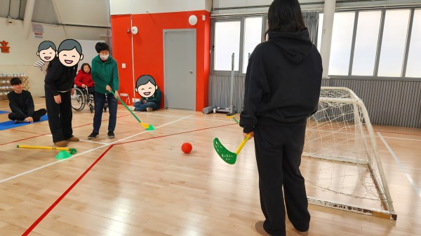 공이 골대에 들어가는지 보는 모습