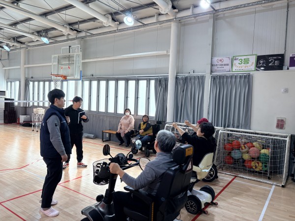 단체전략내용 지도해드리는모습