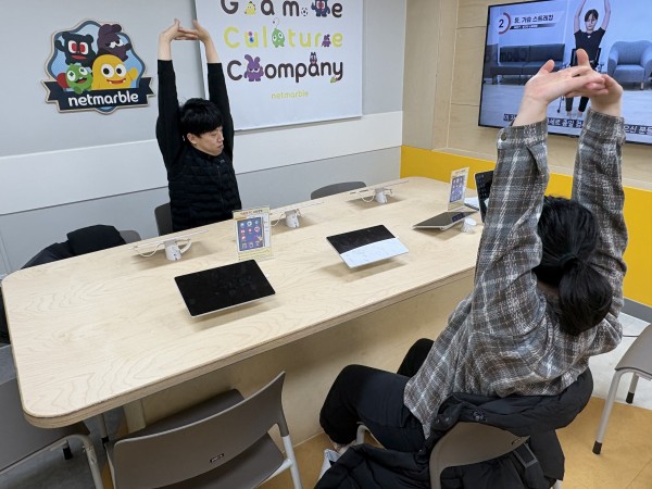 스트레칭을 배우고 직접 해보는 이용자들의 모습