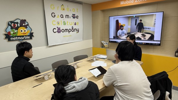 상황극을 영상으로 확인하며 이야기 나누는 모습