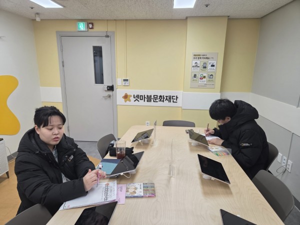 그림그리기와 마음일기작성을 준비하며 궁금한것을 질문하는 모습