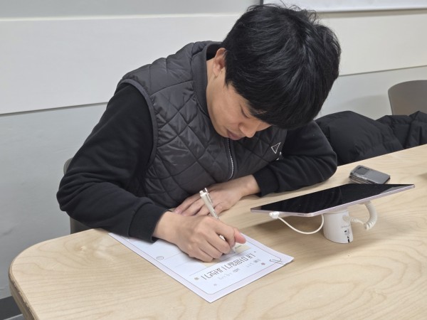 마음일기 작성에 집중하고 있는 이용자의 모습