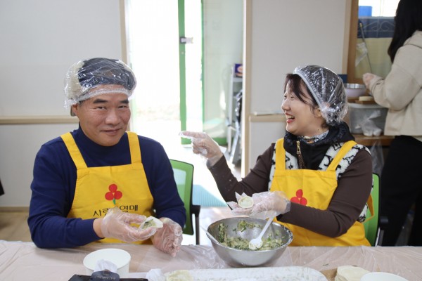 아너소사이어티 회원 2명이 만두 빚는 모습