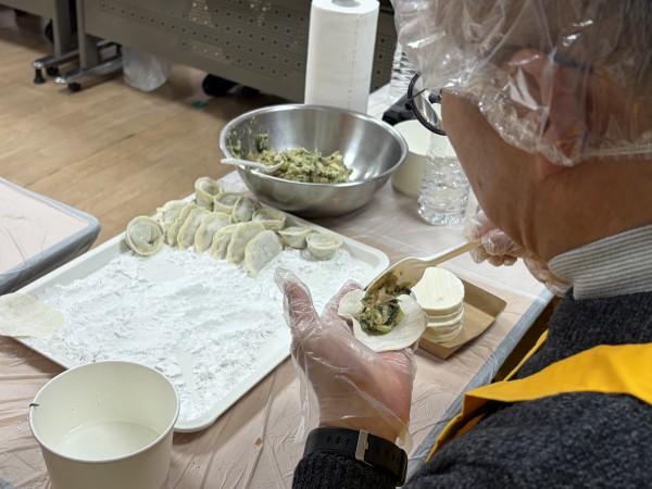 손바닥 위에 만두 올려져 있는 모습