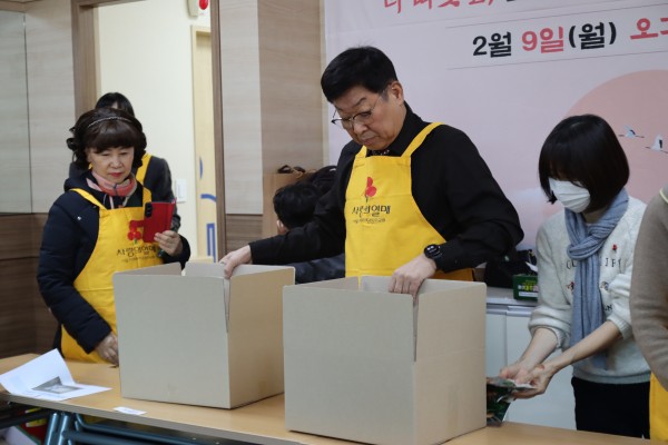 꾸러미 물품 포장하는 모습